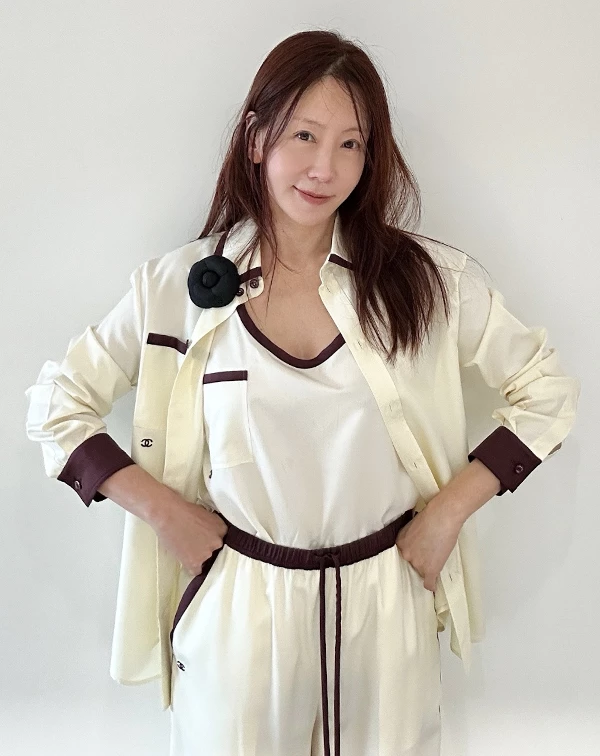 同齡人想要嘗試睡衣風或居家風格套裝，關鍵在於「材質質感與滾邊細節」。選擇具有光澤感（如真絲、醋酸纖維、高磅數棉麻）的面料，就能避免真的像穿睡衣出門；選擇帶有深色滾邊撞色設計的款式，能為膨脹的淺色系建立視覺框線，隨性將袖子捲起，搭配簡約飾品，就能穿出高級優雅的居家鬆弛美。