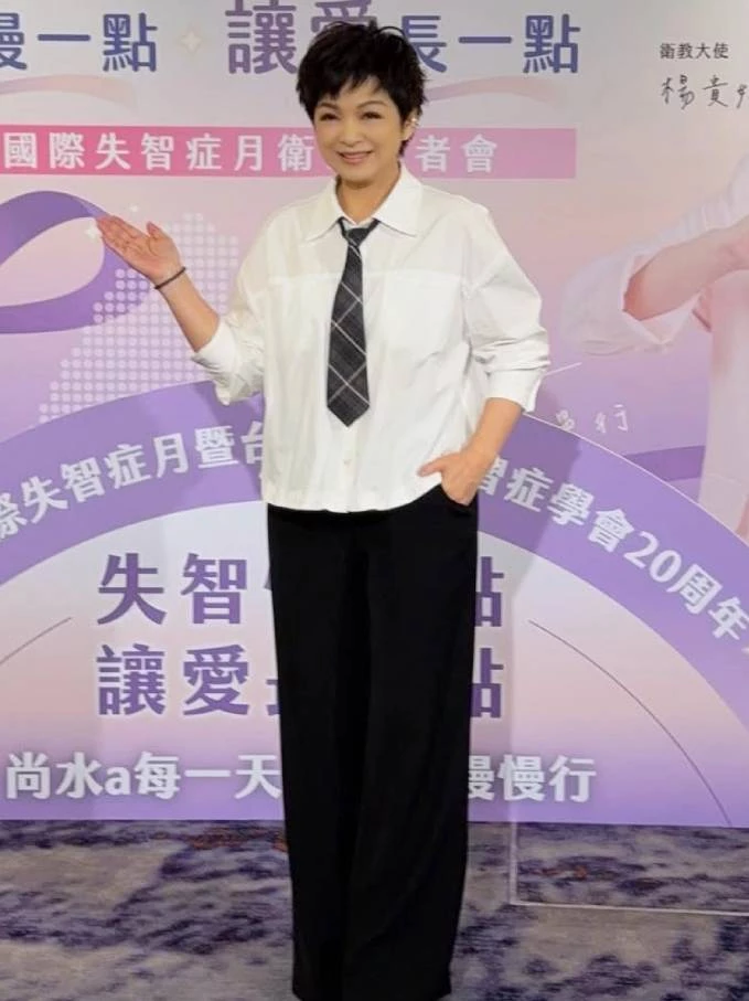 以俐落的白襯衫巧妙搭配個性領帶與黑色寬褲,楊貴媚將中性正裝穿出無比瀟灑的專業氣場,展現出精神奕奕、自信滿點的風貌。同齡人若想嘗試中性知性風,不必擔心過於陽剛。可以在基礎白襯衫上加入細版領帶或領結點綴,下身搭配高腰垂墜感寬褲。這種上窄、下寬或俐落筆挺的搭配,不僅能完美修飾下半身線條,還能展現出兼具專業與叛逆感的時髦新高度。