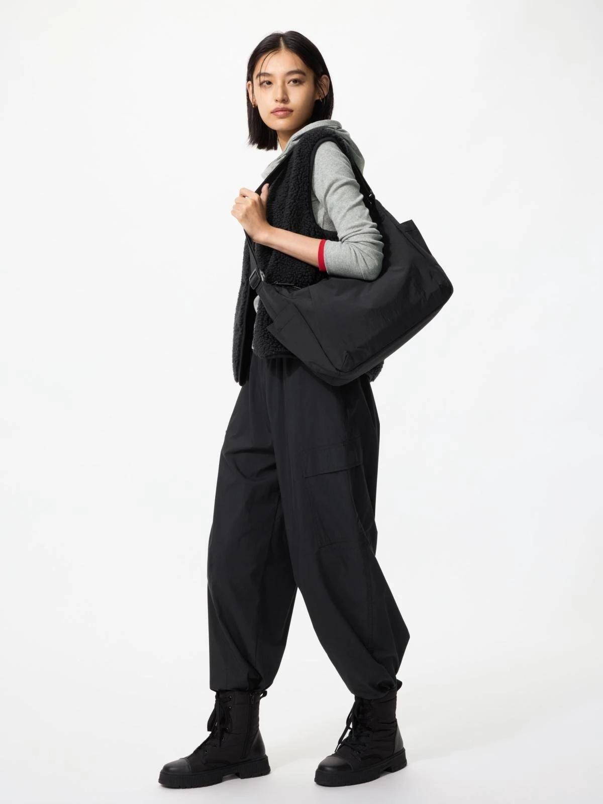 Uniqlo工裝肩背包採防潑水加工,可彈開小雨程度的水份