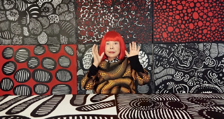身為設計、美術相關科系出身的我,再回頭看草間彌生(Yayoi Kusama)這個名字,真的很難只把她當成一位「新聞裡的藝術家」。從求學時期開始,她的名字、作品與創作符號,就早已一次次出現在藝術史、當代藝術、視覺設計與展覽之中。相信對許多《Bella儂儂》的讀者而言,只要曾經讀過藝術、繪畫、設計,甚至只是對當代藝術稍有涉獵,都很難沒看過她那鋪天蓋地的圓點、無限延伸的網格、鮮黃色南瓜,以及令人彷彿墜入宇宙深處的「無限鏡屋」。