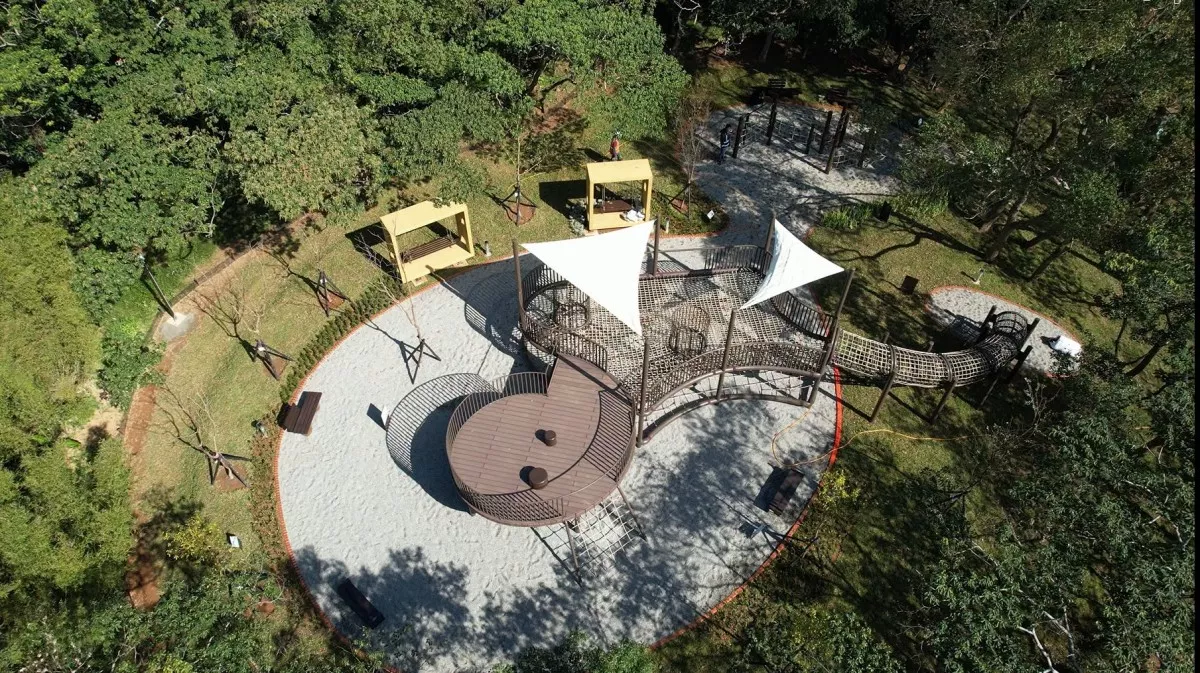 坐落在擎天大草原旁、蘆竹區五酒桶公園內的自然遊憩場，是一座以「森林」元素融入在地酒桶意象、打造而成的充滿生命力的大自然樂園。園區設置酒桶造型座椅、舒適的原木躺椅及山景休憩台，讓民眾在樹蔭下感受微風；夜晚則亮起柔和、節能的太陽能 LED 燈，在不打擾夜間生態的前提下，伴著清風享受山林間的浪漫月光。這裡是桃園市重要的生態綠肺，也是登山遊憩場域。