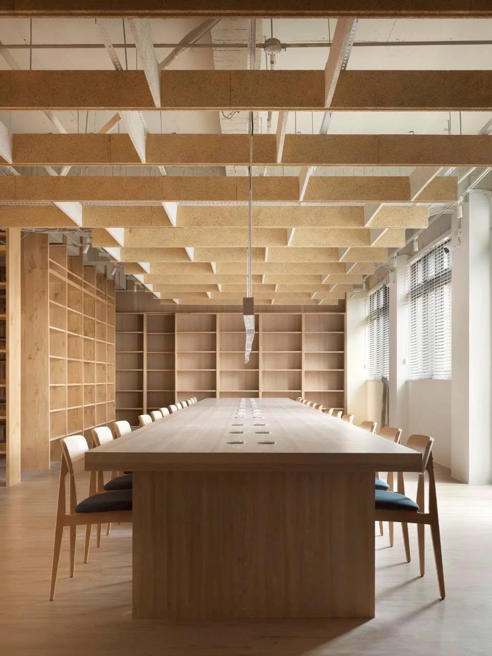 被譽為新竹最美圖書館之一的「竹北市立圖書館福德分館」已正式啟用,打破傳統圖書館陰暗、擁擠的刻板印象,轉型為充滿現代美學的閱讀空間,整體設計融入日式書店氛圍。此外,這也是一座「會呼吸、有味道」的圖書館。館內特別規劃「多芬室(環境香氛)」,空氣中瀰漫專屬城市特色的香氣,讓讀者在閱讀時,也能透過嗅覺放鬆身心、沉澱心靈。