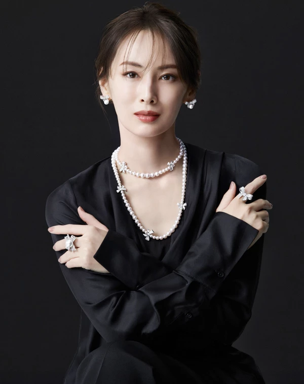今年9月,Mikimoto重磅釋出由北川景子演繹的「Bow Charm」系列。第二波全新形象廣告,再次刷新了我們對珍珠的想像。在釋出的形象照中,北川景子身穿俐落的黑色系服裝,以最純粹的姿態,將「Bow Charm」系列中,那股柔美與堅韌並存的氣質,發揮得淋漓盡致,讓人看一眼就深陷其中、完全移不開視線。