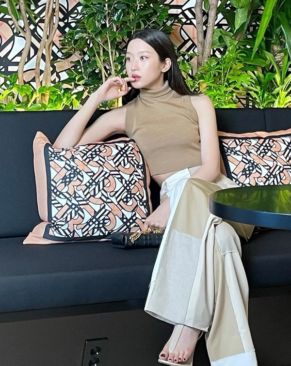 這套穿搭，完美演繹了高級感的大地色美學。無袖的駝色針織高領上衣，搭配拼接設計的長褲，整個人散發出一種內斂、沉靜的奢華氣質。特別是針織材質勾勒出的柔和線條，搭配簡約的涼鞋，把文佳煐30+輕熟女那種不慍不火的優雅展露無遺。