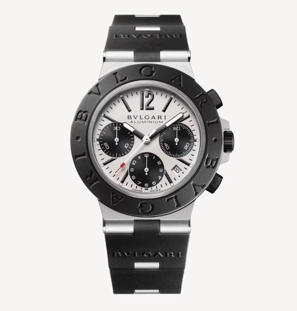 儘管的Bvlgari「Diagono」傳奇腕錶已停產,或只能到二手平台尋尋覓覓,但如果你想尋找一只既能致敬張國榮生前鍾愛的品牌,又兼具當代率性氛圍的款式,我想...這只 另外的延伸款「Aluminium」,絕對是首選。巧妙保留了最具辨識度的雙環Logo錶圈與黑白極簡對比,搭配充滿工業感與休閒率性的橡膠材質。對於當代喜愛復古運動風、追求低調高級感的搭配者來說,這款錶不僅是完美的日常佩戴選擇,更帶著一絲向經典年代致敬的雋永氣息。(商品價格約:NTD 172,400)