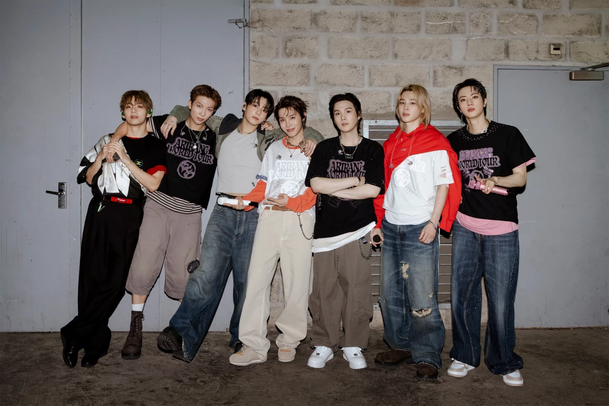 BTS 世巡 ARIRANG 巴黎場，六位成員 Jin、RM、V、Jimin、柾國、J-HOPE 分別穿上 Gucci、Celine、Dior、Balenciaga、Louis Vuitton 訂製造型登台