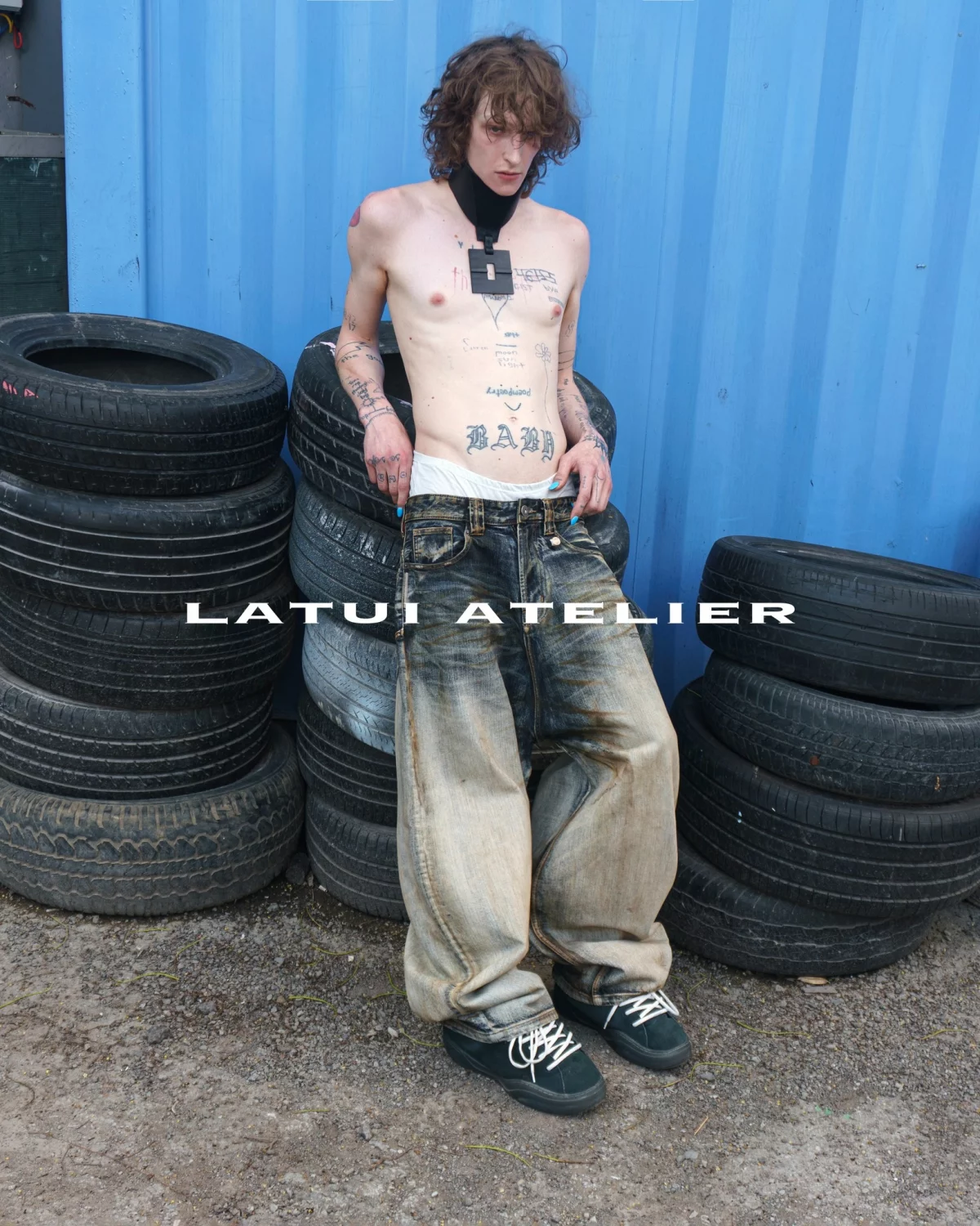 Latui Atelier 以做舊水洗髒髒褲爆紅，BLACKPINK Rosé 在 Coachella、Cortis 金主訓與嚴成玹在 MAMA 舞台、Katy Perry 都穿過