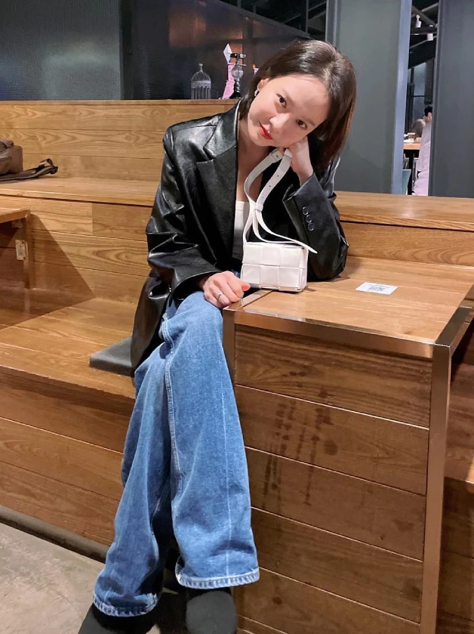 皮衣，是提升氣場和時尚感的利器，非常適合我們現在的這個熟齡年紀。用皮衣搭配休閒的白T和丹寧褲，總能穿出一種不經意的時髦感；此外，復古材質的配飾，更能為整體造型注入年輕元素。