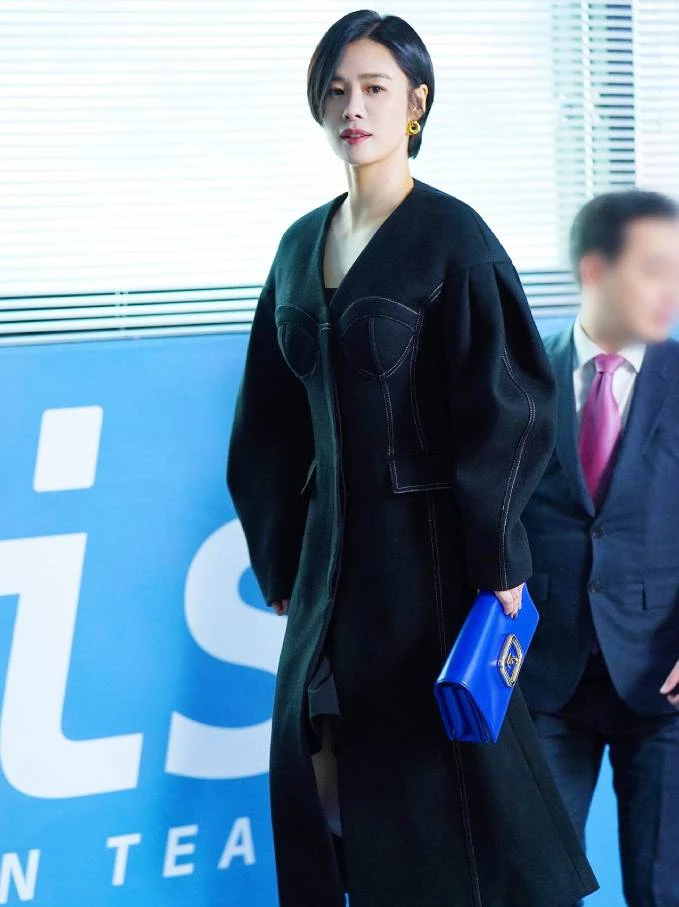 出席正式場合或晚宴時,同齡女性可以嘗試剪裁獨特、帶有設計細節(如明線、馬甲線條拼接)的黑色連身裙。此時,千萬別再搭配保守的黑包,學金賢珠加入一咖飽和度高的亮色手拿包或耳環,就能讓造型活靈活現。
