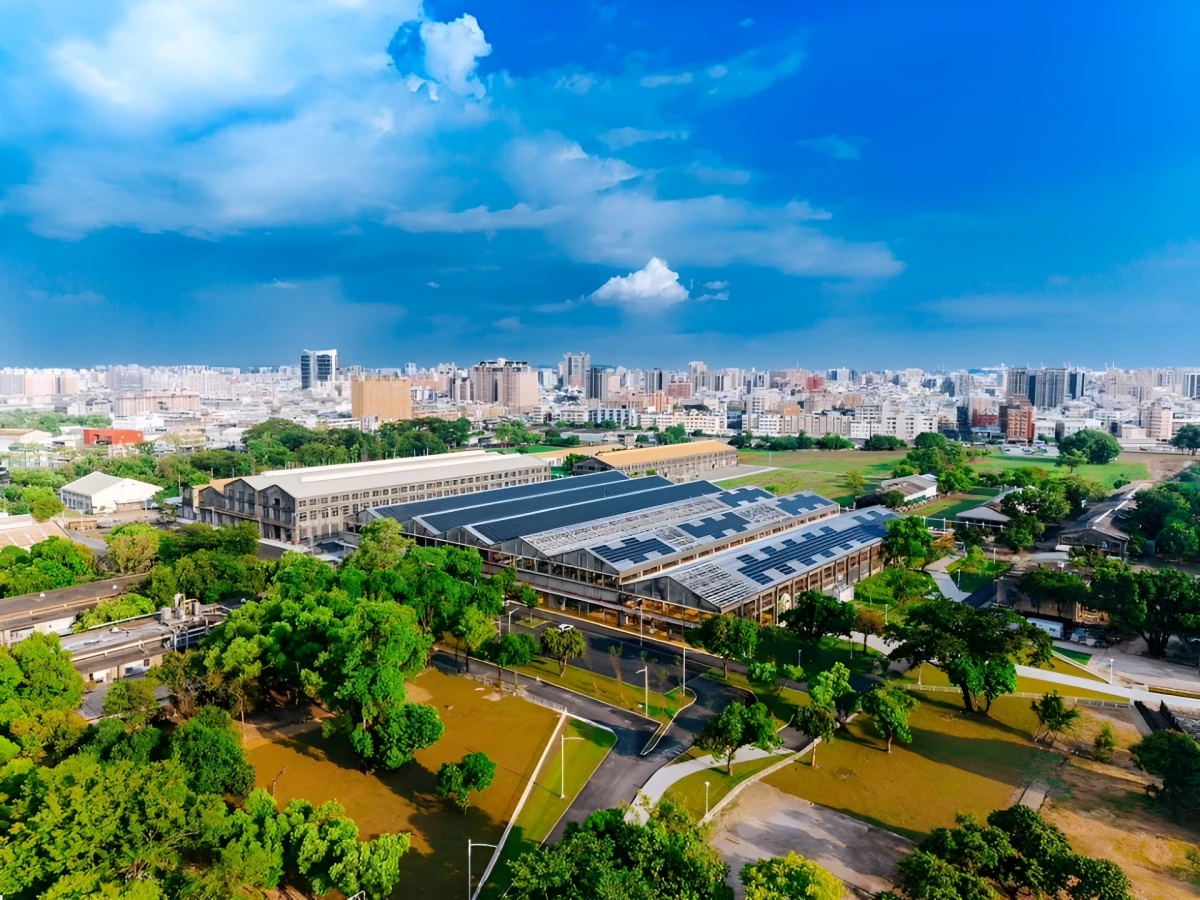 高雄最新親子景點即將登場!「高雄親子遊樂園區」預計於 8 月 8 日正式開幕,位於鳳山區台鐵高雄機廠舊廠區,占地約 1.5 公頃,打造全新親子遊戲與休閒空間。園區不僅規劃超過 30 座遊樂設施,還結合半室內遊樂環境、戲水區、攀爬設施與感官遊戲空間,並採免費入場,成為高雄新地標。