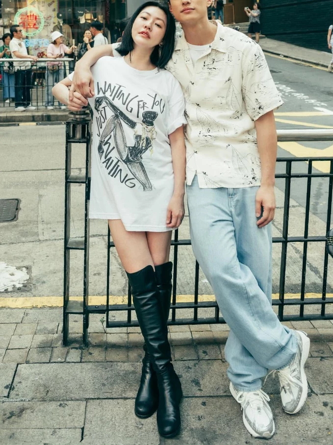 無論幾歲，心中那個敢愛敢恨的辣妹，從未離開過小S，因此她選穿一件大面積印花的長版白T，搭配緊身黑色過膝長靴，站姿恣意灑脫。這種極具視覺衝擊力的穿搭，彰顯出她內心深處那股從未隨年齡消逝的辣妹魂，既霸氣又帥氣。