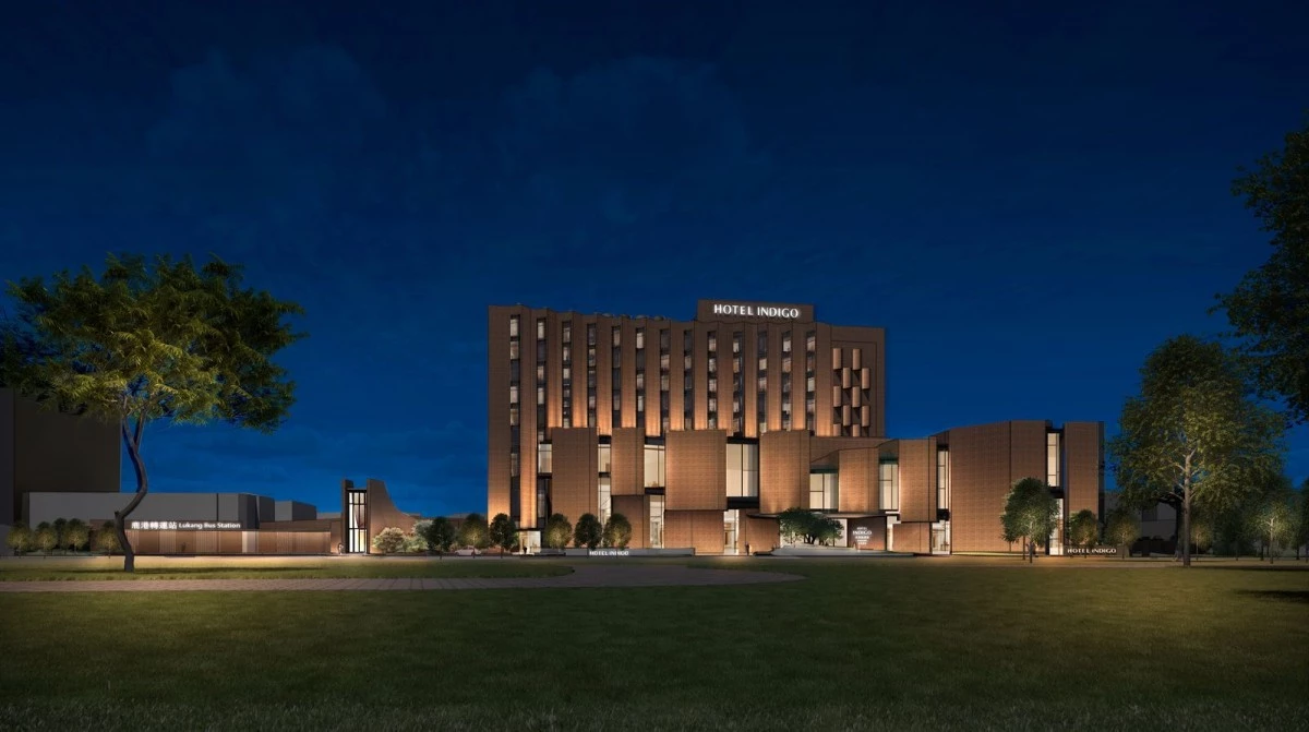 鹿港轉運站另一項受到矚目的亮點,就是與轉運站相鄰的「鹿港英迪格酒店」。這座酒店為鹿港轉運站 BOT 計畫的一部分,由上京成股份有限公司攜手洲際酒店集團打造,將成為鹿港首座五星級國際酒店。交通樞紐與國際品牌酒店同步進駐,不僅補足鹿港高端住宿市場,也有望改變旅客「來鹿港一日遊、晚上離開」的旅遊型態,迎向下一波觀光發展的重要起點。