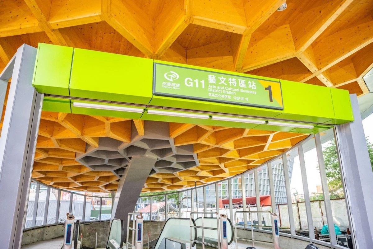 捷運「G11 藝文特區站」位於桃園區中正路、桃園展演中心前，採地下車站設計，是桃園藝文特區未來重要的大眾運輸門戶。車站啟用後，將進一步串聯周邊的藝文、閱讀、商業與娛樂場域，讓藝文特區形成更完整的城市生活圈。以 G11 藝文特區站為中心，旅人可前往桃園市立圖書館新總館、桃園展演中心、書店、影城，以及「桃知道 GELEVEN PLAZA」等周邊據點。