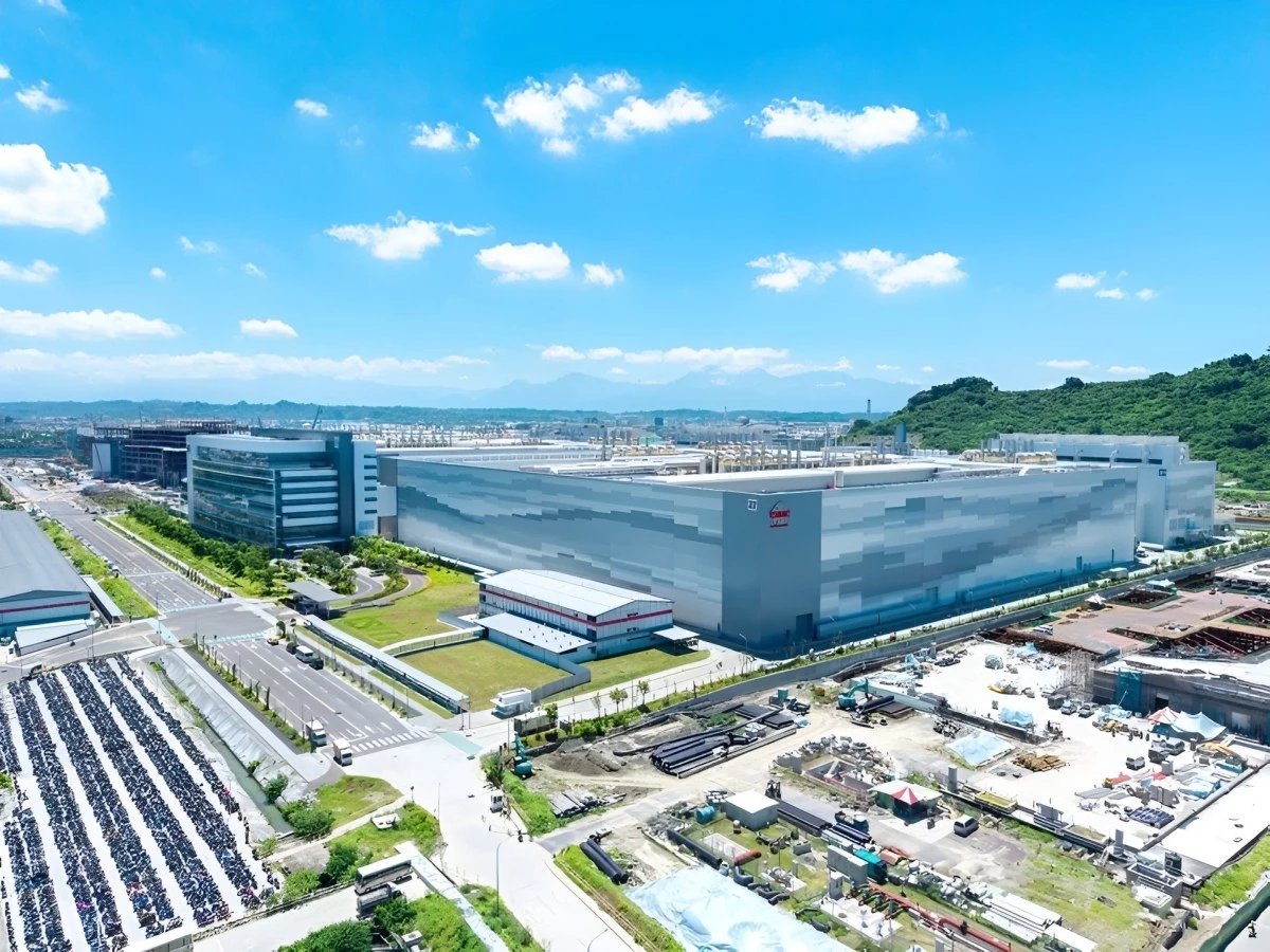 坐落於高雄市岡山區與橋頭區交界的白埔農場，將改造為全新的「白埔產業園區」，總面積約 88.73 公頃，9 月已正式動工。其中，最受矚目的是「台積電」確定進駐。台積電此次規劃的是後段設備與材料的聯合研發、驗證相關中心，讓設備與材料業者能夠在進入量產工廠前，進行製程與設備整合驗證。一旁還有高雄捷運、台鐵，將成為高雄重要的科技產業新據點。