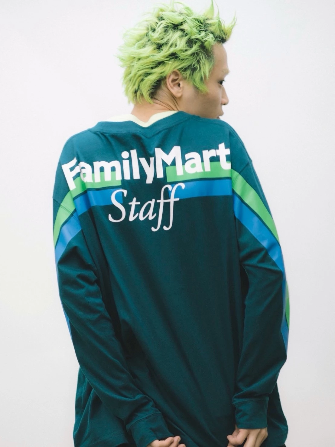 日本全家FamilyMart睽違10年大改版全新員工制服,由落合宏理操刀,9月1日起在全日本超過16,500間門市登場,約20萬名員工換上業界首見的半袖T恤制服。
