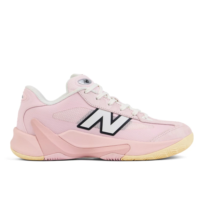 New Balance P350白灰色,搭載FuelCell中底與側邊FuelCell泡棉,強化多方向抓地大底,為敏捷變向的籃球運動提供推進與支撐。