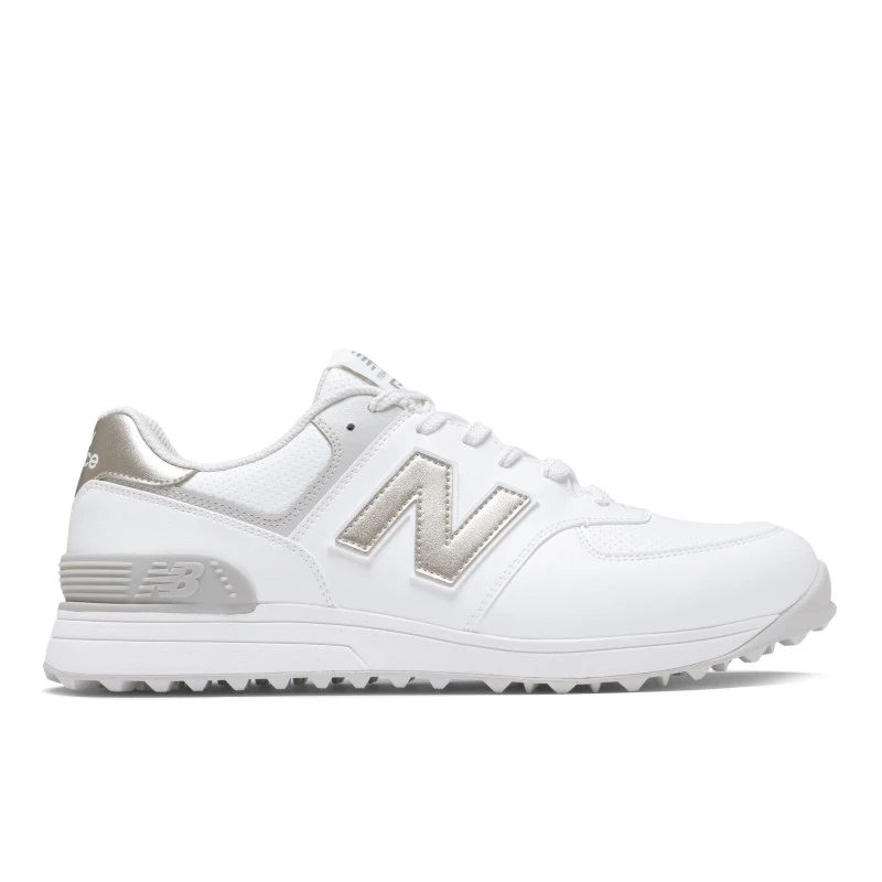 New Balance Golf 574白灰色,日本銷售第一的休閒高爾夫球鞋,承襲574源自跑鞋的設計,針對高爾夫優化楦頭與大底結構,兼顧舒適與抓地力。