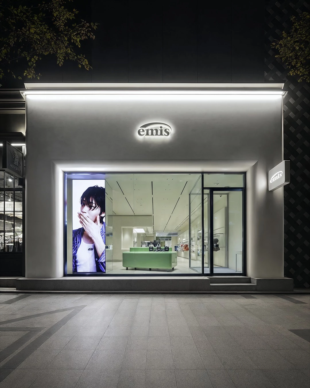 emis台灣首間正櫃專賣店位於台中勤美誠品綠園道,純白空間懸掛巨型紅色招牌帽,另有台北新光三越南西店、台南新光三越小北門店據點。