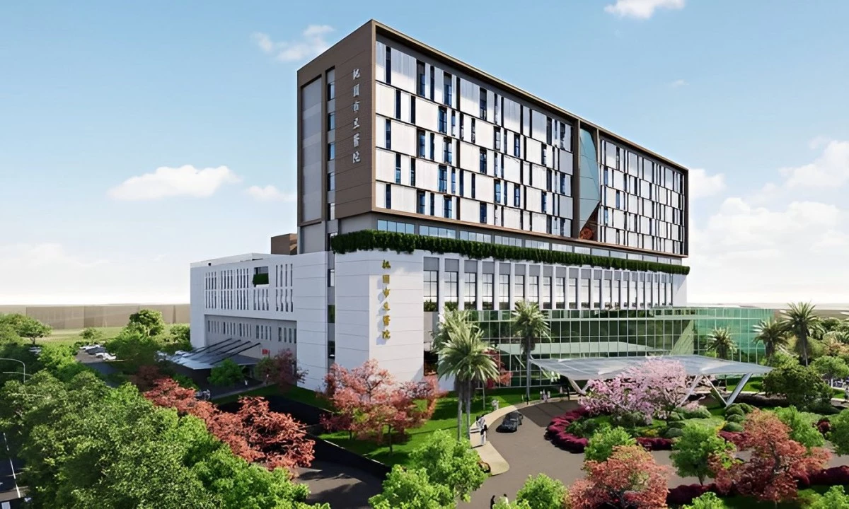 桃園市迎來首座市立醫院，坐落於八德區霄裡公園，鄰近八德與中壢交界。日前，中央已正式審議通過「桃園市立醫院八德總院」4.8 公頃醫院用地的都市計畫變更案，為市立醫院後續建設奠定重要基礎。桃園市立醫院規劃投入約 91.4 億元，以自建自營方式打造區域醫院，未來不僅提供 24 小時急診、婦幼及高齡照護等醫療服務，也將進一步提升桃園整體醫療量能。