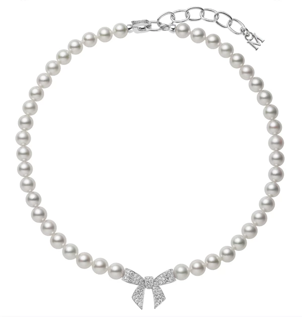 以溫潤圓澤的珍珠串聯起精巧的「Bow Charm」18K白金鑽石蝴蝶結項鍊,完美演繹了奢華與溫柔的平衡。垂落頸間的璀璨光芒,不張揚卻存在感十足,絕對是日常點亮造型、展現內斂高級感的命定單品。(商品價格約:NTD 351,000)