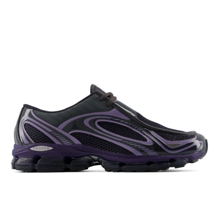 New Balance 1890A黑色,將經典莫卡辛鞋型與運動科技融合,高質感皮革異材質拼接搭配ABZORB緩震科技,兼具正裝造型感與舒適腳感。
