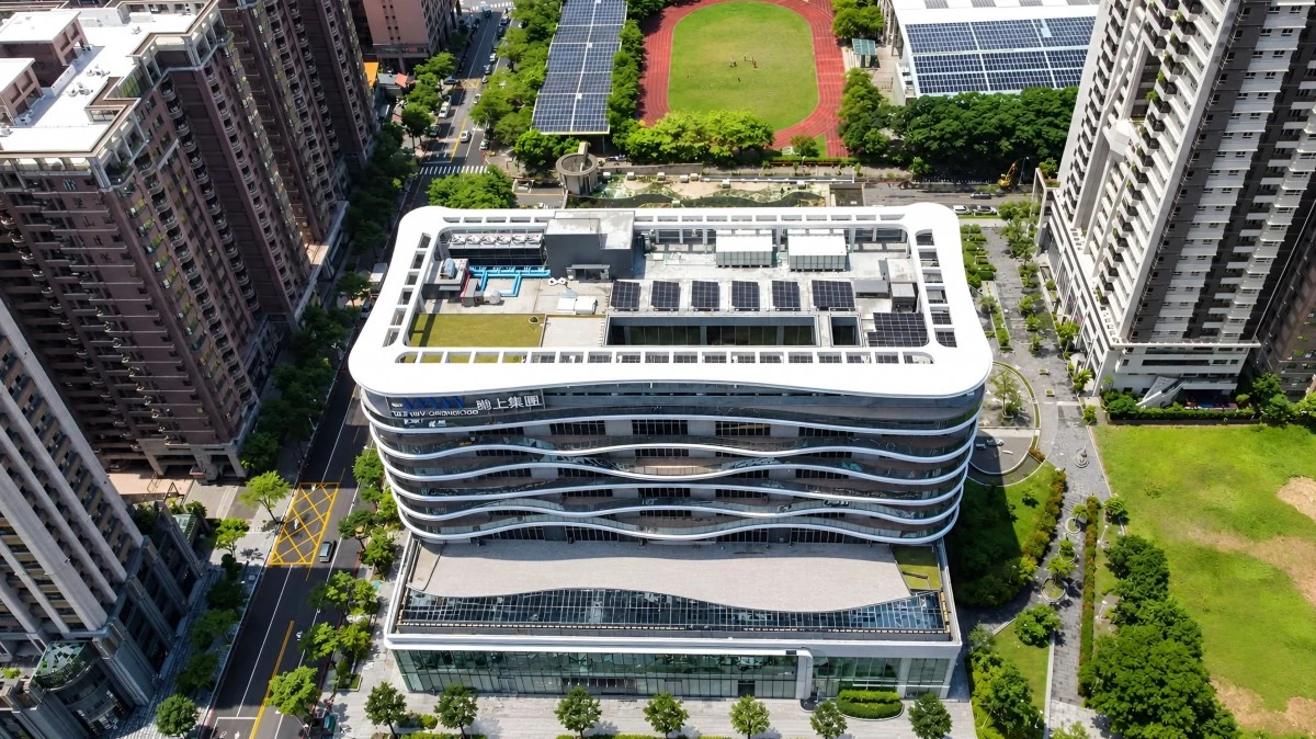 義享天地位於大順一路一帶,交通條件也是 B 館發展大型娛樂商場的重要優勢。鄰近捷運凹子底站,可銜接高雄捷運紅線,並串聯高雄輕軌路網。未來前往義享 B 館看電影、用餐、購物或參與娛樂活動,都能透過大眾運輸抵達。一旁還有即將啟用的凹子底停車場「停 35」,提供開車前往的消費者更多停車選擇,讓北高雄進一步形成結合百貨、娛樂、住宿與交通的複合型生活圈。