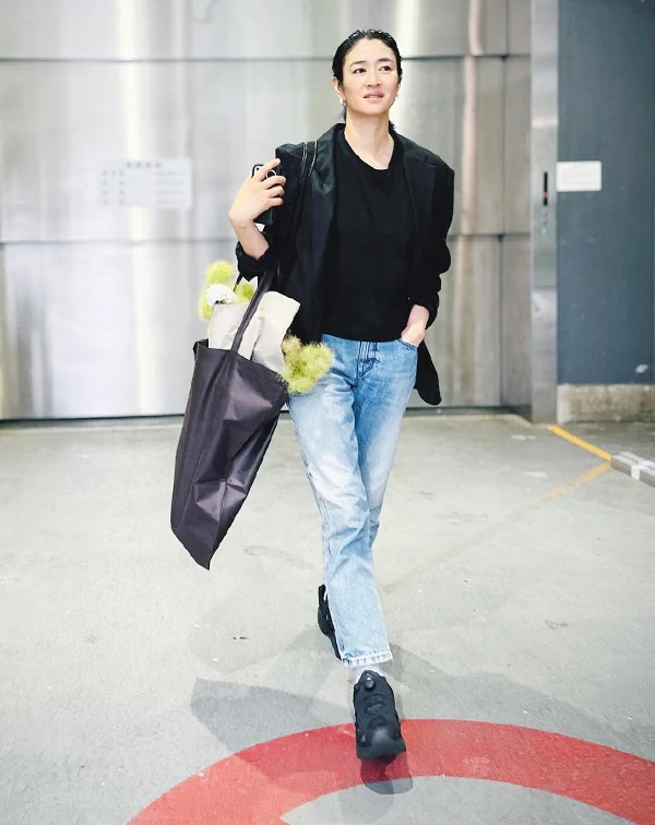 「西裝外套+牛仔褲+球鞋」,是成熟女性最容易上手,且絕不出錯的減齡公式。黑色西裝外套,能修飾肩頸與腰線;內搭,則建議選擇材質舒適的素色圓領T恤;下身記得挑選一條中高腰的直筒九分牛仔褲,露出腳踝、穿上一雙老爹鞋或休閒鞋,瞬間甩掉正式西裝的嚴肅感,打造出兼具質感與舒適度的街頭率性風格。