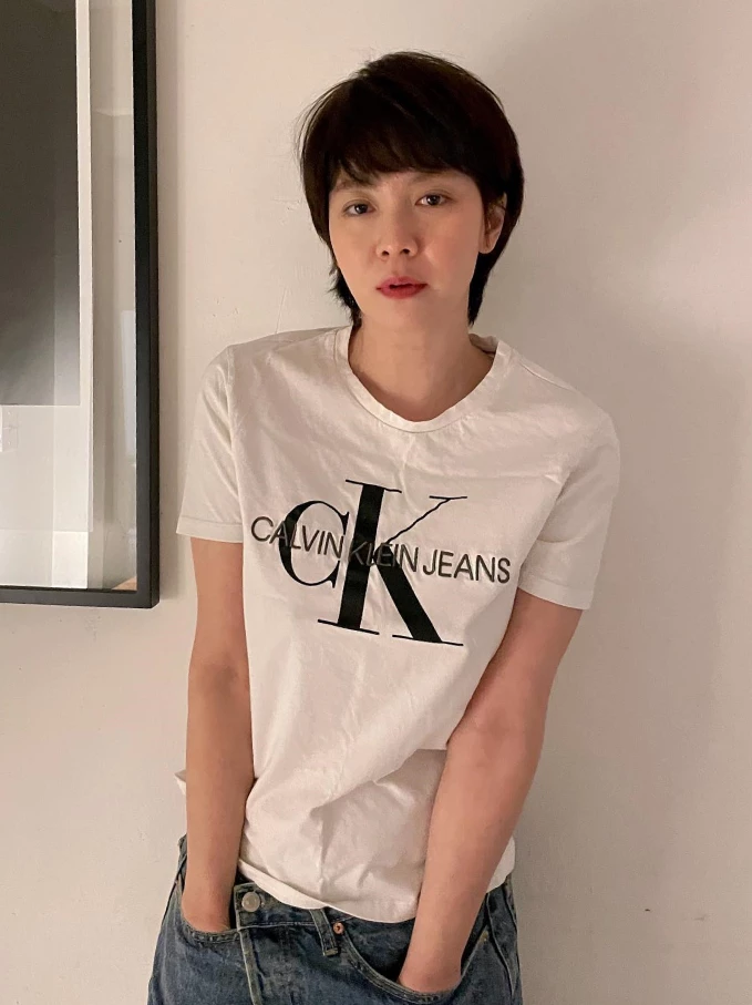 宋智孝身穿Calvin Klein經典標誌白T，搭配一件設計感十足的不規則腰頭牛仔褲。沒有過多層次堆疊，就將熟齡女性的自信與帥氣展露無遺。「白T＋牛仔褲」，是永不過時的組合，同齡人在挑選時，請務必重視T-Shirt的面料磅數；同時可以選擇帶有設計細節的牛仔褲款，將上衣稍微紮入褲頭，簡單就能穿出幹練俐落的年輕氣場。