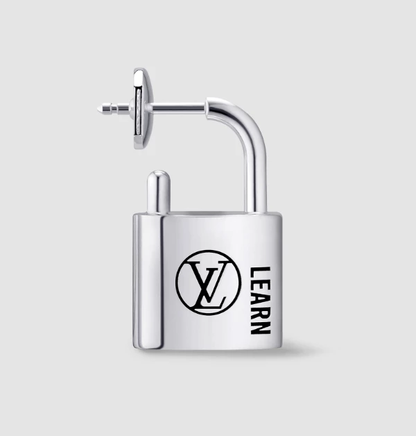 如果你喜歡有點俐落個性、又帶有強烈品牌識別度的設計，LV「Silver Lockit」耳環絕對是你的不二之選！將品牌極具傳奇色彩的鎖頭造型微型化，搭配酷帥的黑色漆面點綴，將經典與街頭潮流完美結合。單耳配戴就能展現率性態度，非常適合追求現代感穿搭的時髦男女。（商品價格約：NTD 12,300）