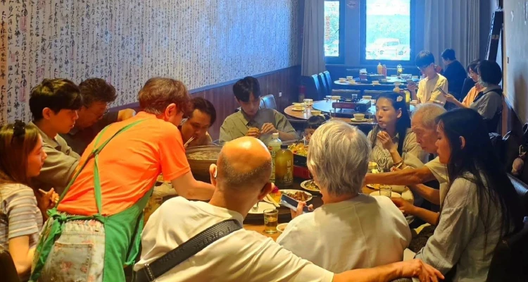 這次來訪，是為了提前替爸爸慶祝8月8日父親節。原本以為還沒到用餐尖峰，店裡應該還算悠閒，沒想到才剛坐下沒多久，客人便一組接著一組進門。一樓到三樓很快都坐滿了人，整間店瀰漫著熱鬧又熟悉的煙火氣。