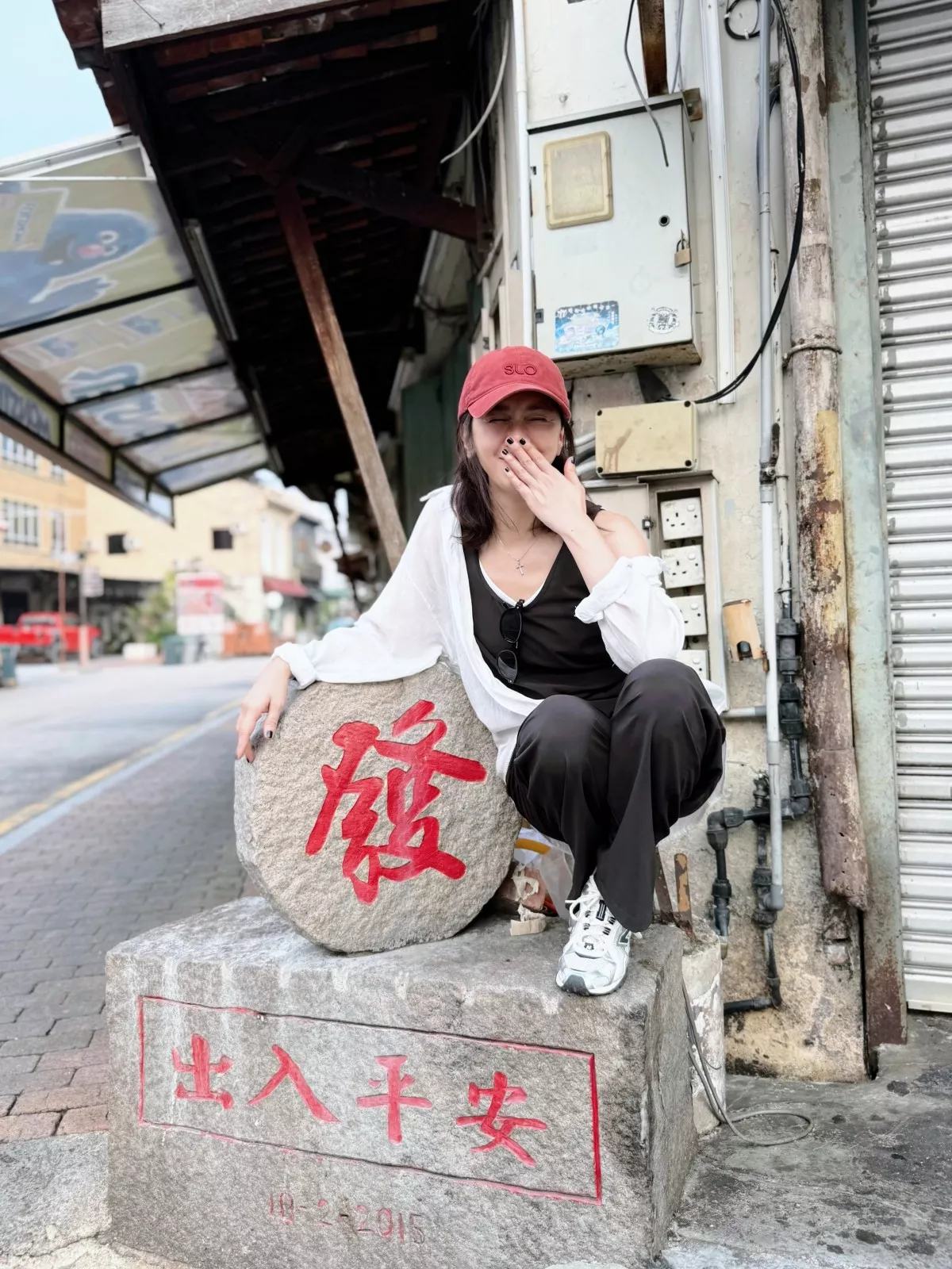 走在老街上,賈靜雯以白色薄罩衫疊穿黑色削肩背心,下身配黑色垂墜寬褲,頭戴酒紅色棒球帽,坐在寫著「發」字的紅色石磨上開懷大笑,氣氛輕鬆隨性。腳上這雙New Balance 204L復古鞋同樣走灰銀色調,麂皮拼接網布鞋面、薄底復古輪廓,比起緩震跑鞋更有街頭感,是逛老街、走跳一整天的百搭首選。