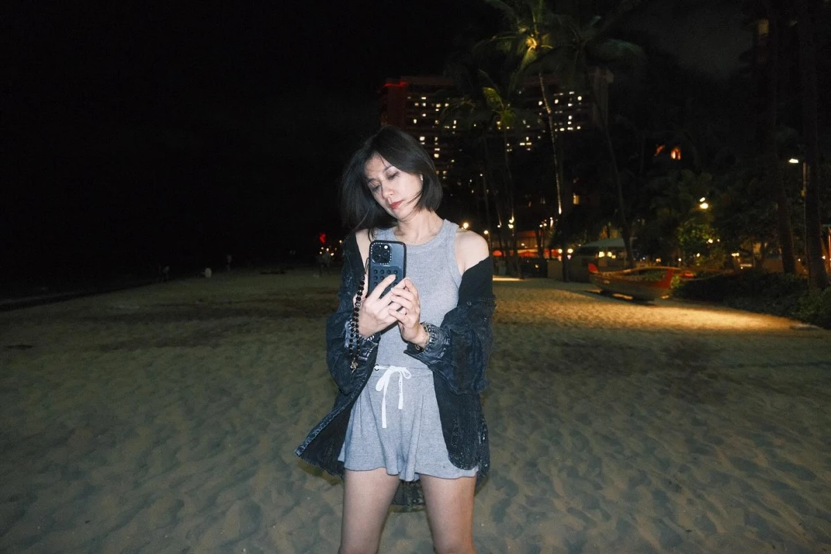 賈靜雯在夏威夷海灘夜拍，以灰色針織連身短褲（抽繩）搭配黑色蕾絲外套，隨性慵懶又減齡，展現度假的鬆弛感。