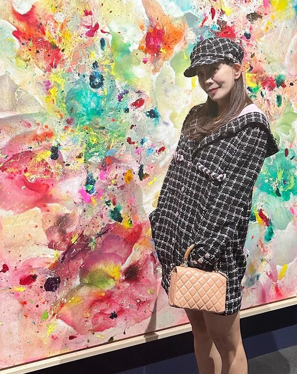 斜紋軟呢單品，算是熟齡女性展現優雅質感的絕佳選擇，但全套穿著容易顯得過於端莊嚴肅。想減齡，關鍵在於「混搭配件」！可以挑選軟雙面毛呢的短款連身裙或外套，搭配一頂報童帽、貝雷帽或率性的短靴，消解掉軟呢的成熟老氣感；手袋部分，則可選擇粉嫩色系進行局部提亮，打造出摩登又充滿時髦態度的風格。