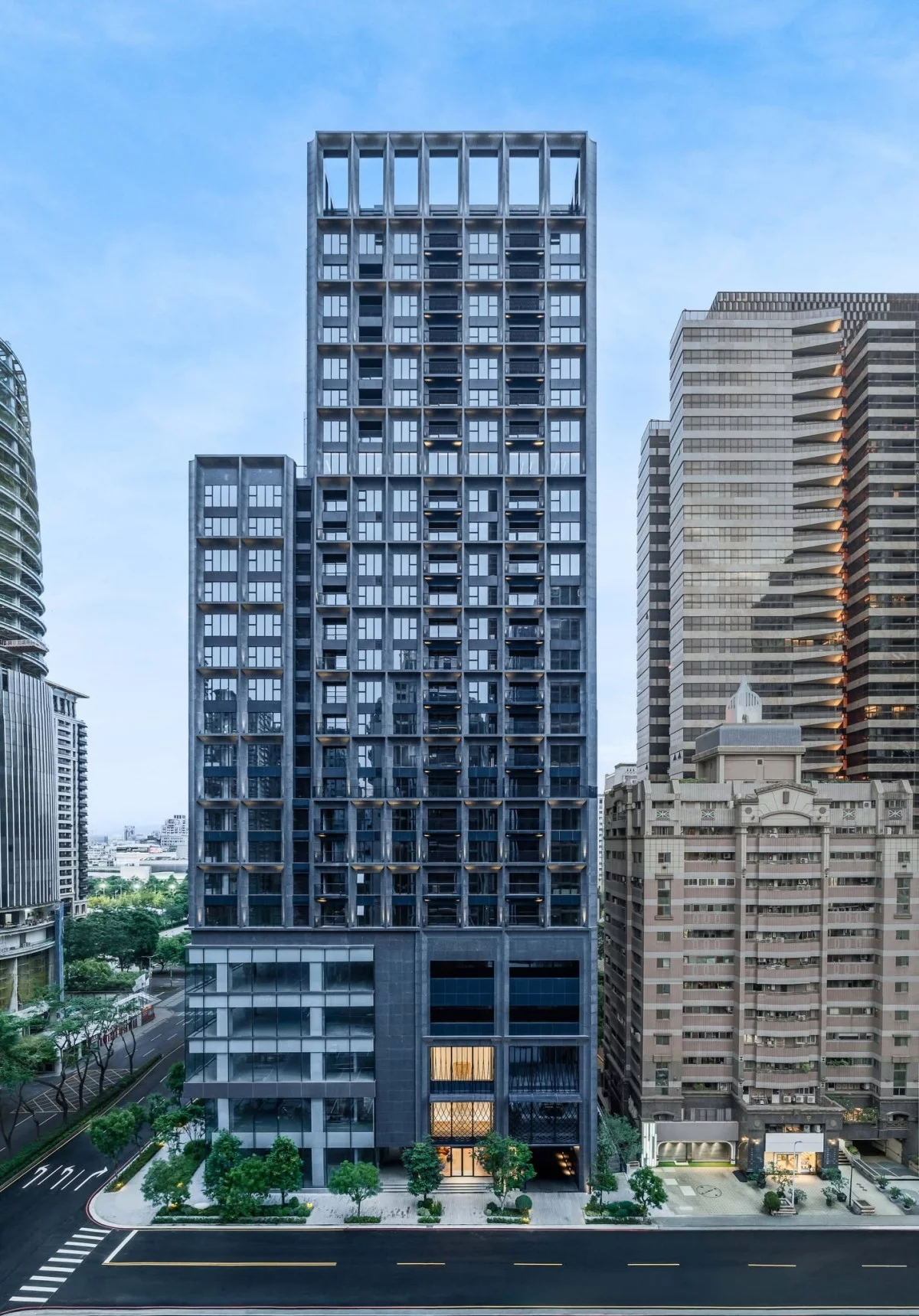 坐落於台中大遠百對面,迎來全新高樓住宅地標「豐蒔」,樓高約 100 公尺,找來愛馬仕御用建築首席法國 RDAI 建築事務所全案設計,這也是 RDAI 首度為台中引進法國新藝術時代之巨作,揉入法式頂級飯店的優雅格調。一樓挑高 4 層樓的大廳找來台灣藝術家范承宗操刀設計,長達 8 公尺的巨大竹編雕塑「豐收」,源於藝術家十年經歷的魚筌系列創作。