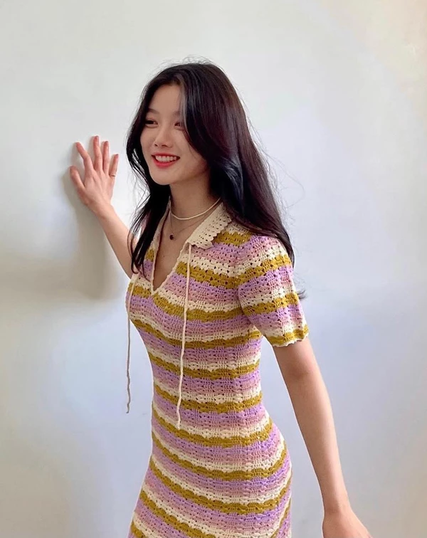 金裕貞身穿一件粉紫與黃色相間的復古條紋針織洋裝，貼身剪裁勾顯出迷人線條，領口的綁帶設計更添幾分俏麗。夏日或初秋時節，一件剪裁合身的條紋針織洋裝是懶人時尚的首選。挑選明亮溫柔的配色，不僅襯托膚色，還能散發出鄰家女孩般自然清親和力。