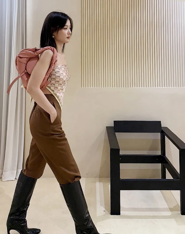 同齡人在參加派對或姊妹聚會時，不妨挑戰「平口上衣 + 七分褲 + 高跟長靴」的組合，大膽露出漂亮的肩頸線條與腿部比例。並利用粉嫩色系的老花單品與同色系包款呼應，就能讓甜美與個性完美融合！