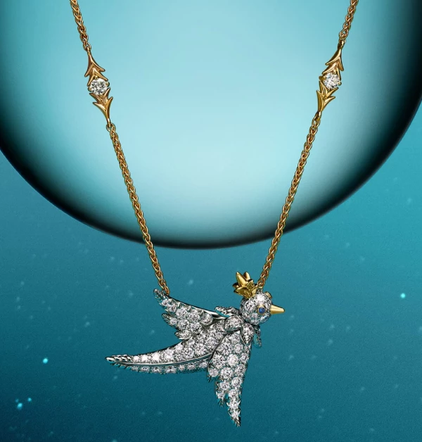 將Tiffany的傳奇之鳥,靈動重生,這款「Bird On A Rock」石上鳥鑽石鏈墜,巧妙融合了雙色金屬的溫潤與奢華。黃色鳳頭鸚鵡昂首展翅的靈動姿態,在滿鑲鑽石的映照下顯得栩栩如生,黃K金的精緻冠頂與鏈身細節更是點睛之筆,彷彿將Jean Schlumberger筆下的詩意靈魂,化為胸前隨身攜帶的璀璨。(商品價格店洽)