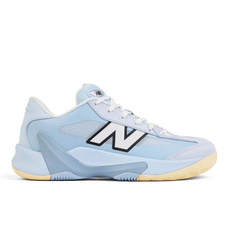New Balance P350淺藍色,FuelCell中底提供回彈推進,輕量透氣結合全方位支撐,清爽淺藍配色替夏季造型增添亮點。