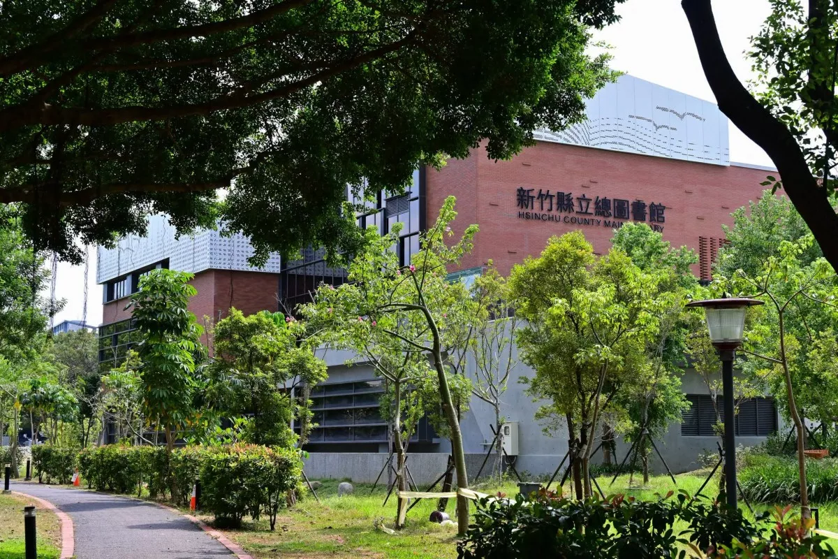 新竹縣立總圖書館即將啟用!坐落於竹北東興圳公園,以「森林中的圖書館」為設計理念,融合客家建築特色、自然綠意與多元閱讀空間,預計於 2026 年 10 月 29 日試營運、12 月 18 日正式開館。除了新竹縣立總圖書館,周邊還有預計 2030 年完工的「未來美術館」,形塑竹北新生活圈。