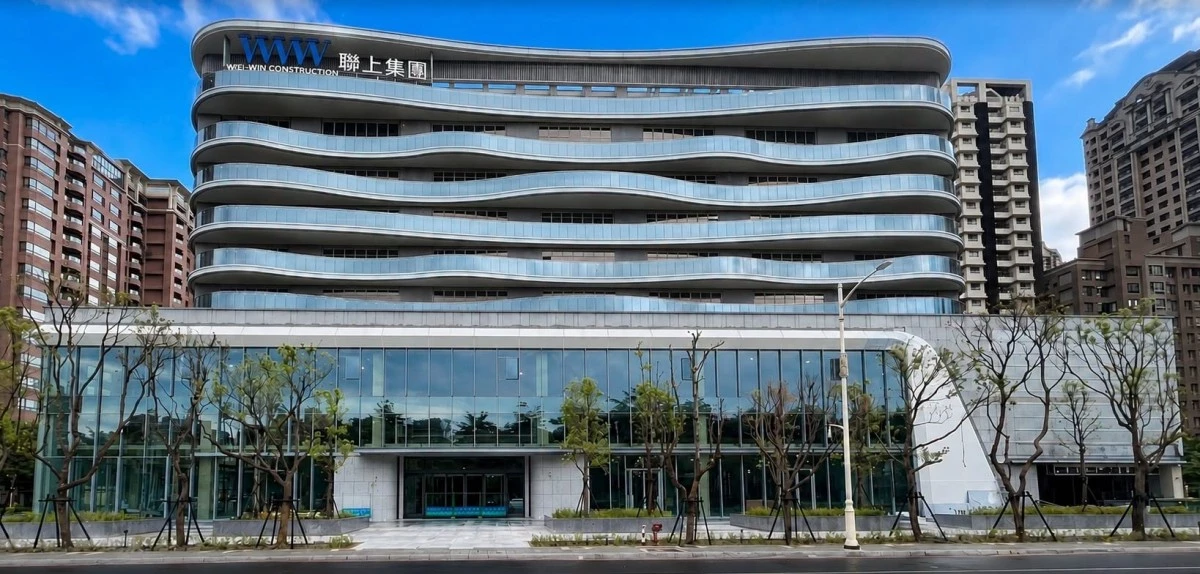 高雄凹子底本身就是北高雄重要核心區域,周邊有凹子底森林公園、商圈及住宅聚落,人口與商業活動密集。隨著停 35 完工,原本以公共停車需求為主的基地,也將轉型為結合生活、商業與公共服務的城市空間。建築外觀採流線造型,搭配石材、金屬與玻璃等材質。未來民眾除了能在此停車、用餐與消費,也能就近辦理戶政業務、使用圖書館及相關公共服務。
