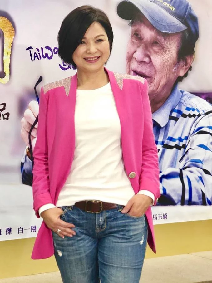 想打破穿搭沉悶感時,挑選一件帶有微亮片、金屬光澤或特殊剪裁的彩色西裝外套是捷徑。內搭越簡單越好(如純白T與丹寧褲),利用「正式外套+休閒內著」的反差感,輕鬆穿出毫不費力的時髦高級感。