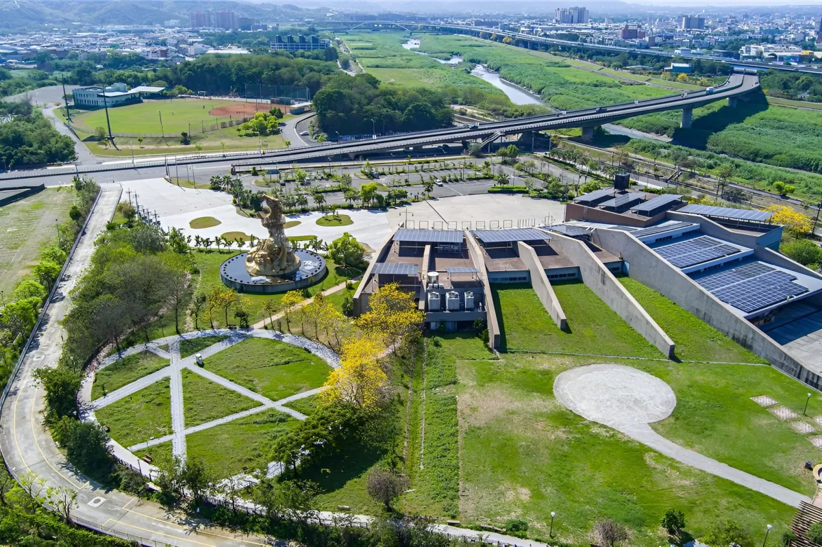 南投市將迎來全新重量級地標：南投美術館園區。為改善縣內大型展演空間不足、設備老舊等問題，南投縣府規畫在「農工商會展中心暨 921 地震紀念公園」周邊腹地，打造結合「美術館」、「表演藝術中心」與「會展中心」的大型藝文場域，總經費上看 41 億元，工程預計今年底前完成統包發包，預計 2027 年 10 月動工，最快可望於 2031 年完工並啟用。