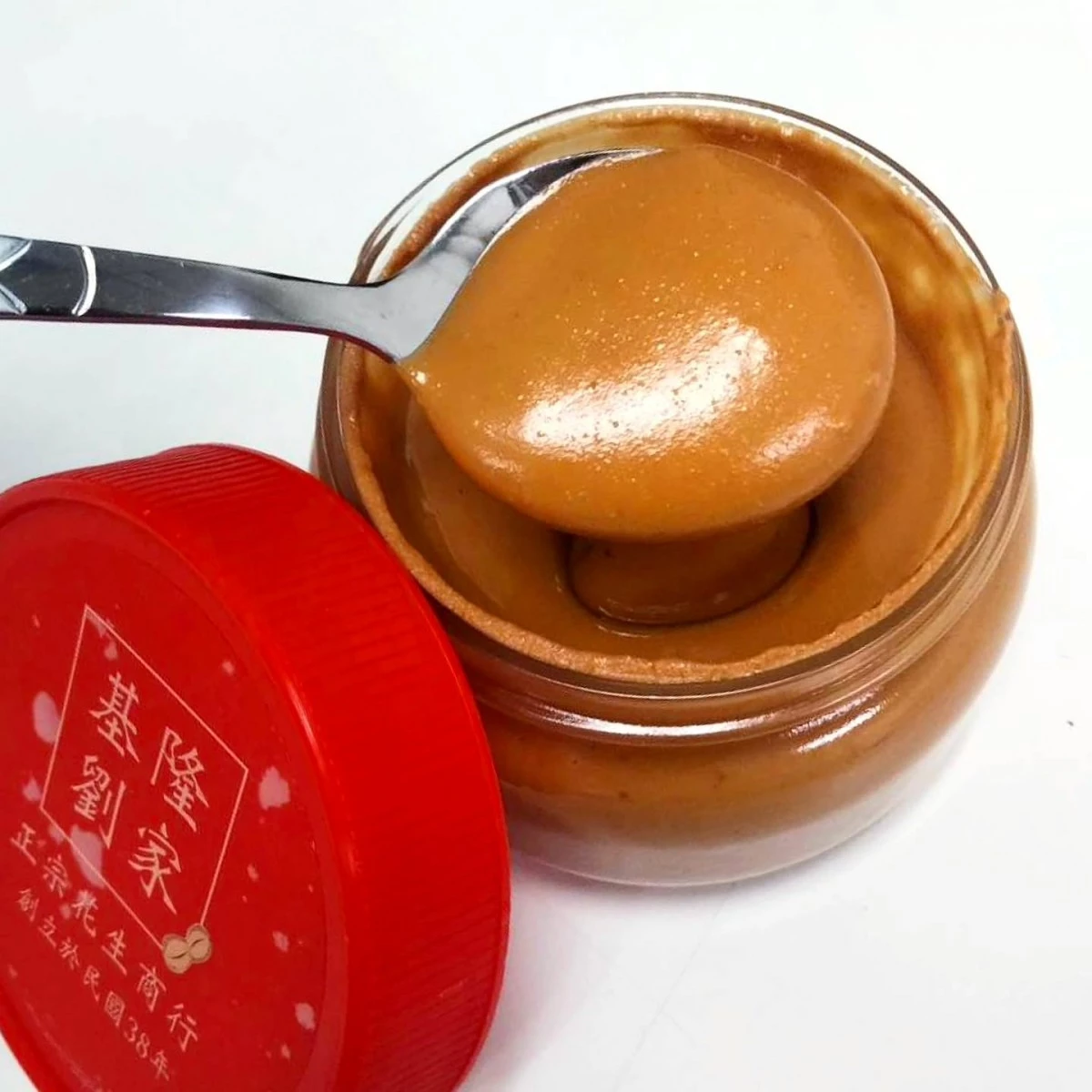 朋友實際品嚐後,也迫不及待地與我分享口感心得。她表示,「劉家」花生醬並不是那種質地過於濃稠、塗抹時容易卡住的類型,反而帶著恰到好處的柔滑感,能夠緩緩推開,塗抹起來相當輕鬆順手。更讓她印象深刻的是,即使經過冷藏,再從冰箱取出,醬體依舊保有如舒芙蕾般柔軟、綿密的細緻質地;不僅沒有明顯的油醬分離現象,挖取時也依然輕鬆自如。