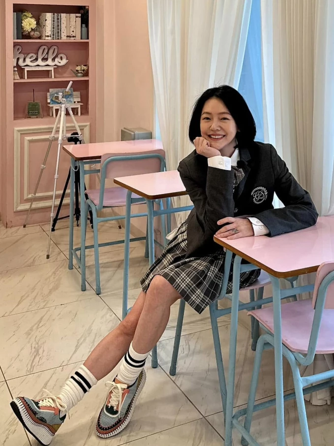 小S一身灰色徽章西裝外套，搭配格紋百褶裙與條紋長襪，完美的學院風穿搭令人驚艷。學院風若全套照搬，很容易有刻意裝嫩的危險。同齡女性可以將單品拆開來穿，例如，單穿西裝外套，搭配俐落牛仔褲與樂福鞋；又或著用格紋百褶裙，搭配單色羊毛衫，諸如此類的單品混搭法，既能保留了學院風的減齡感，又不失成熟優雅。