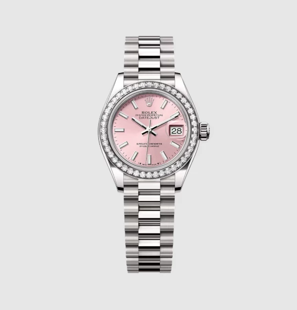 作為勞力士經典女裝腕錶的代表,這款「Lady-Datejust 28」粉紅色面盤白色黃金及蠔式鋼鑽錶,完美將品牌卓越的製錶工藝與溫潤優雅的美學語彙合而為一,為現代女性的腕間增添一抹溫柔卻堅定的奢華光彩。(商品價格約:NTD 563,000)