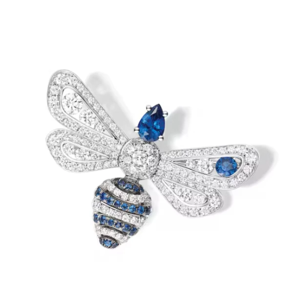 我們彷彿走進了法式莊園，栩栩如生的Chaumet「Abeille」蜜蜂胸針，白金鑲嵌無數美鑽，如露珠般閃耀奪目，而點綴其間的藍寶石則賦予其深邃靈動的氣質，猶如捕捉到大自然最美麗的瞬間，優雅與活力並存，讓人難以移開目光。（商品價格約：NTD 872,000）