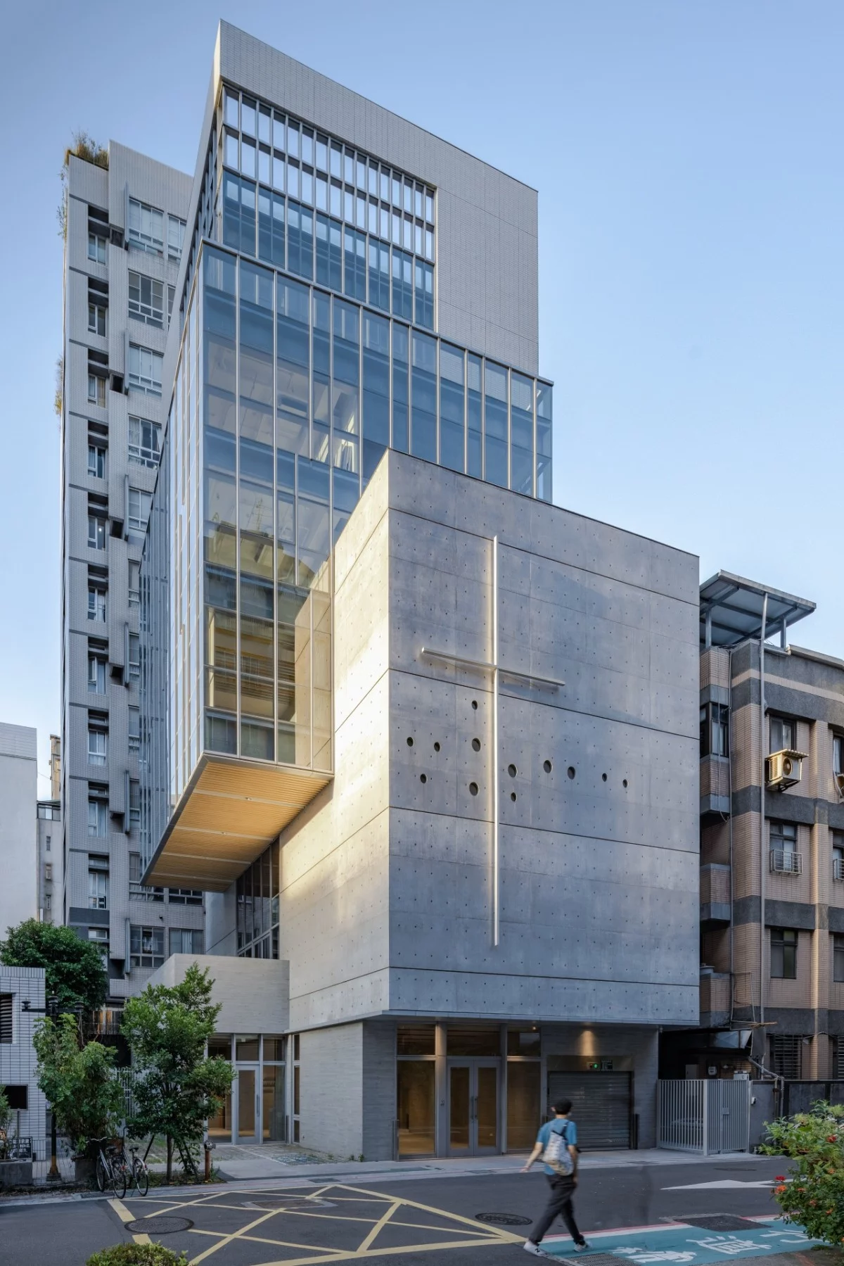 坐落於台北市中山區的中山基督長老教會，主教堂創建於 1927 年，最初隸屬基督教聖公會，光復後轉為長老教會。宣教大樓提供多元的休憩與活動空間，鄰近中山北路、林森北路及長安東路一帶。建築在靜謐的中山北路巷弄中，以極簡的清水混凝土基底與透光的玻璃盒狀量體，堆疊出融入環境的新活力。
