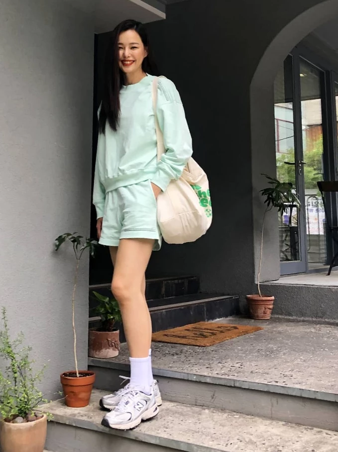 在穿著休閒短褲時，不妨搭配「白襪＋老爹鞋或復古跑鞋」，這個小動作，能有效拉長小腿比例，並為整體造型注入濃濃的學院運動風，減齡效果立竿見影。