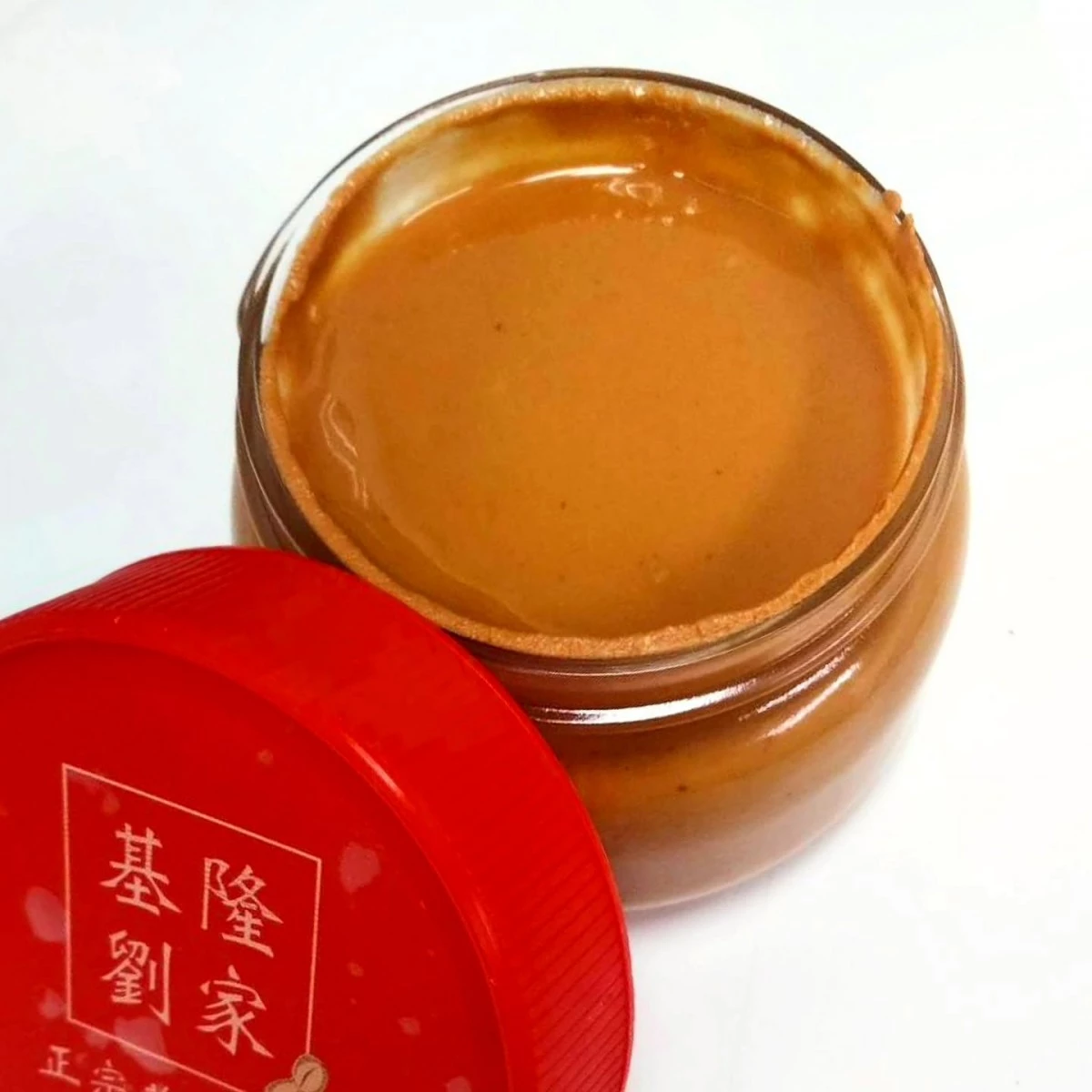 這次和朋友一起步行前往,朋友也買了一小罐花生醬回家嚐鮮。後來,她還特地分享開箱照片與實際品嚐心得,讓我即使沒有親自試吃,也能透過她的分享,更深入地認識這家神祕老店的花生醬,並將這次探訪與食用紀錄好好整理一番。See~光是看著朋友傳來的開罐照片,就讓人忍不住讚嘆:「這花生醬的色澤也太美了吧!」整體呈現出自然、樸實又帶著溫潤感的色澤,不僅在視覺上帶來舒服的感官享受,也讓我對它的原料選擇與製作方式,多了幾分好奇。