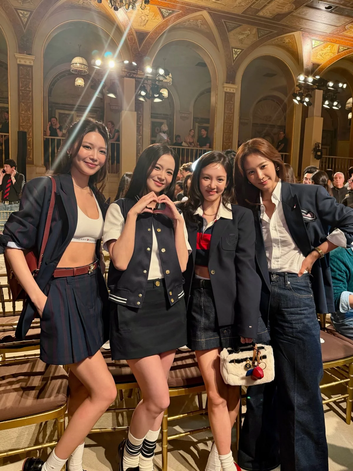 Tommy Hilfiger選在紐約廣場飯店舉行大秀,找來Gigi Hadid、Jisoo、丁海寅等橫跨影視音樂圈的明星齊聚前排。